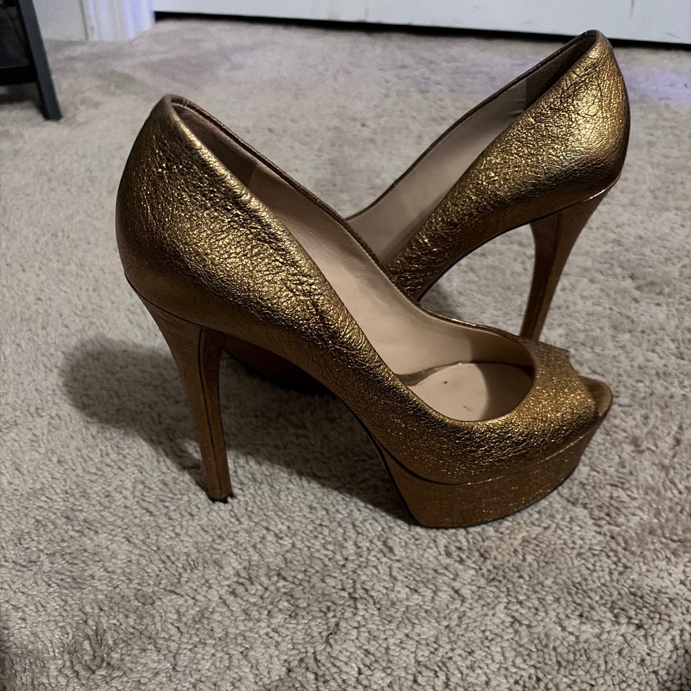 Gold platform heel shoe
